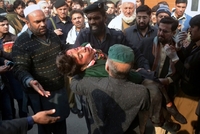 Jeden ze zraněných po útoku Talibanu.