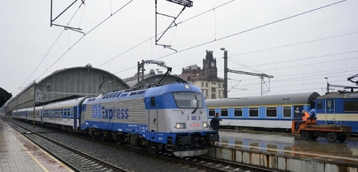 Vlak D1 Express na pražském hlavním nádraží.