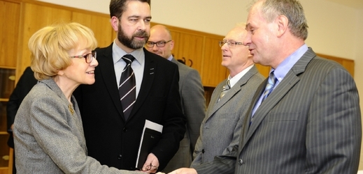 Ministryně spravedlnosti Helena Válková si podává ruku s trestně stíhaným expředsedou Krajského soudu v Brně Jaromírem Pořízkem.