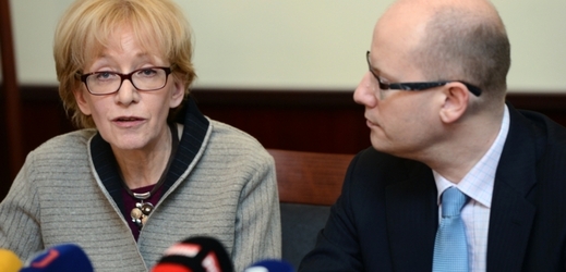 Ministryně spravedlnosti Helena Válková a premiér Bohuslav Sobotka.