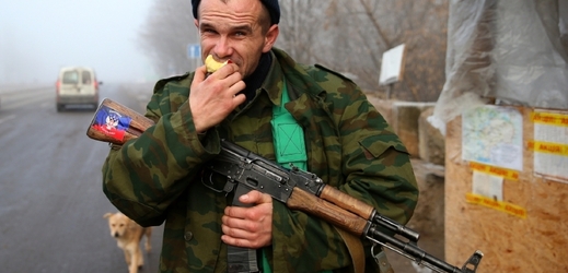 Proruský separatista na checkpointu v Luhansku.