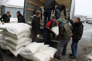 Vykládání ruské humanitární pomoci na Donbasu.