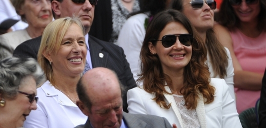 Martina Navrátilová a Julia Lemigova sledují finále Wimbledonu mezi Petrou Kvitovou a Kanaďankou Eugenie Bouchard (snímek z 5. července 2014).