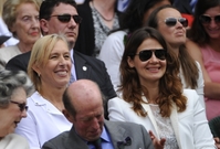 Martina Navrátilová a Julia Lemigova sledují finále Wimbledonu mezi Petrou Kvitovou a Kanaďankou Eugenie Bouchard (snímek z 5. července 2014).