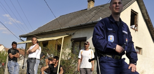 Maďarský policista hlídá romskou osadu.