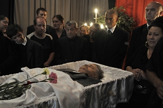 Cikánská rodina v Maďarsku pohřbívá Jeno Koku, oběť rasového násilí.