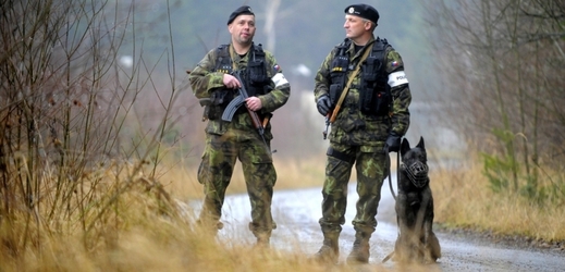 Vojáci hlídající okolí muničního skladu ve Vrběticích.