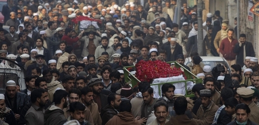 V Péšávaru a okolí se konaly hromadné pohřby obětí úterního masakru v místní škole.