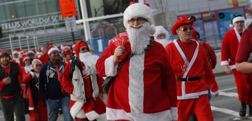 Muž v kostýmu Santa Clause vyloupil banku během picího maratonu SantaConu.