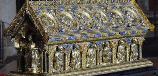 Relikvirář sv. Maura je cennou památkou, která byla nalezena při obravě hradu Bečov.