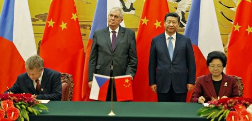 Prezident Miloš Zeman (v pozadí vlevo) s čínským prezidentem Si Ťin-pchingem. 