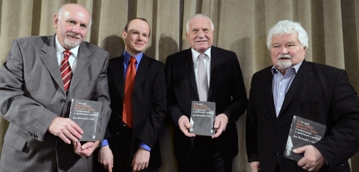 Pavel Rychetský (vlevo), Václav Klaus (druhý zprava) a Petr Pithart (vpravo) se zúčastnili představení knihy Jana Rovenského (druhý zleva) 25 let poté.