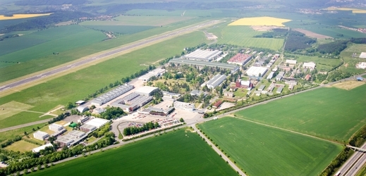 Letecký snímek na letiště Vodochody.