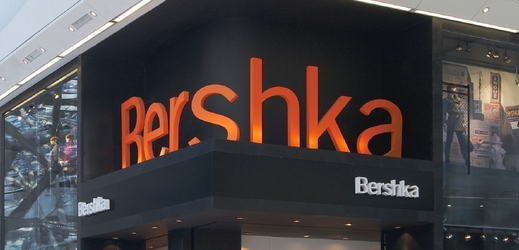Nákupy zastavila například společnost Inditex, spravující sítě obchodů značek Zara, Oysho či Bershka.