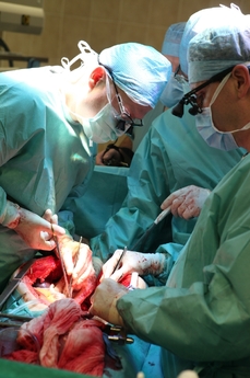 V první části transplantace museli lékaři odstranit pacientovi z dutiny břišní orgány.