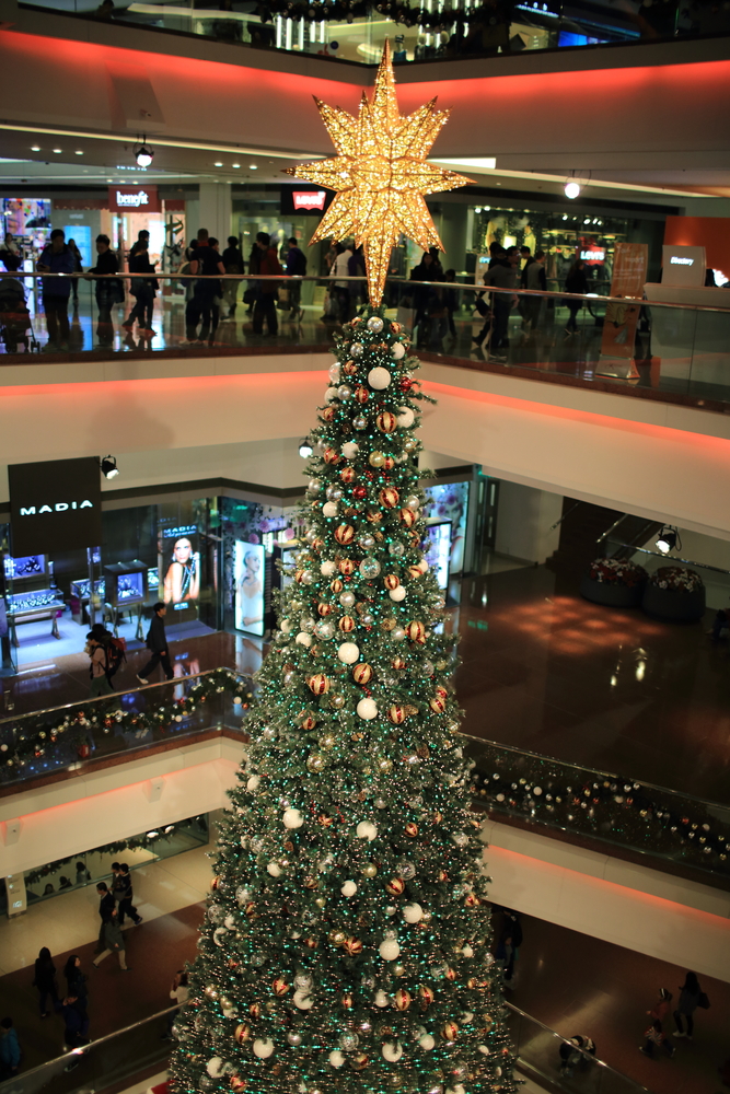 Obrovský vánoční strom, který se nachází v obchodním centru v Hong Kongu.