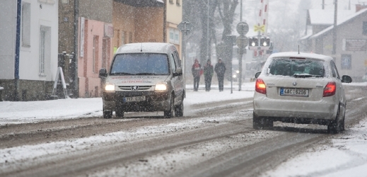 "Očekáváme, že během ochlazování v sobotu bude klesat hranice sněžení k večeru až na 400 metrů," uvedli meteorologové.