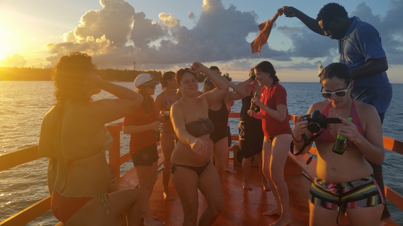 V rytmu tance na lodi ostatně proběhlo i loučení s exotickou misí. 