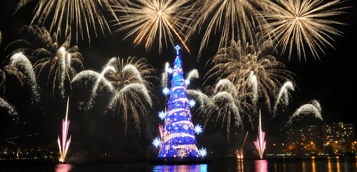 Vánoční strom v Riu de Janeiru je největším vánočním stromem letoška. Jeho špice dosahuje výšky 85 metrů a zdobí ho přes tři miliony světel.