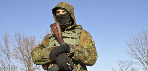 Ukrajinský voják na hlídce (ilustrační foto).