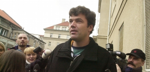 Milan Šrejber při propuštění z vazební věznice v roce 2001. 