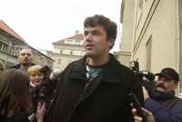 Milan Šrejber při propuštění z vazební věznice v roce 2001. 