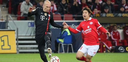Osmé vítězství v řadě Bayernu gólem v poslední minutě zařídil Arjen Robben (vlevo).