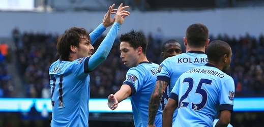 Radující se fotbalisté Manchesteru City.