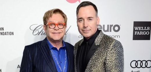 Čerství novomanželé. Zpěvák Elton John a jeho partner David Furnish.