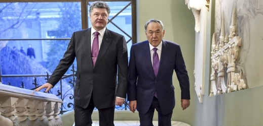 Oligarcha a prezident Porošenko s doživotním prezidentem Nazarbajevem.