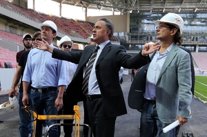 Ruský ministr sportu na stavbě nového fotbalového stadionu v Moskvě.