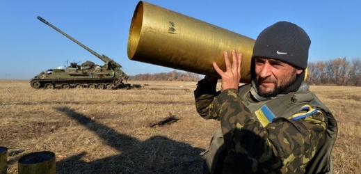 Ukrajinské houfnice ostřelují Donbas.
