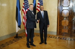 Prezident USA Obama (vpravo) a jeho estonský protějšek Ilves.