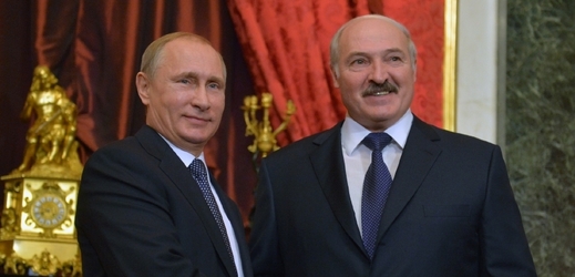 Vladimir Putin (vlevo) si podává ruku s Alexandrem Lukašenkem.