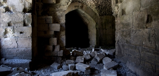 Rozstřílený křižácký hrad Krak des Chevaliers v Sýrii.