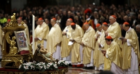 Modlitba kardinálů při vánoční mši.