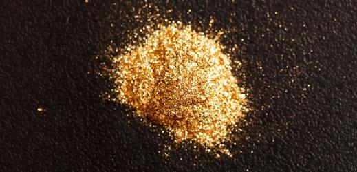 Zlatý prášek pečivu žádnou chuť nepřidává, za to zvedá jeho cenu (ilustrační foto).