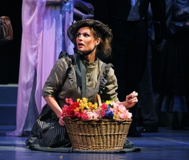 Jolana Smyčková jako květinářka Líza Doolittleová z muzikálu My fair lady.