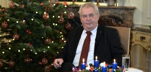 Prezident Miloš Zeman při projevu. Stejně jako minulý rok prezidentova kravata ladila s výzdobou vánočního stromku.