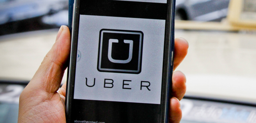 Uber je alternativní taxislužba, která funguje přes aplikaci v chytrém mobilu (ilustrační foto).