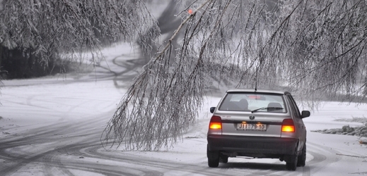 Provoz na některých silnicích komplikuje uježděný sníh (ilustrační foto).