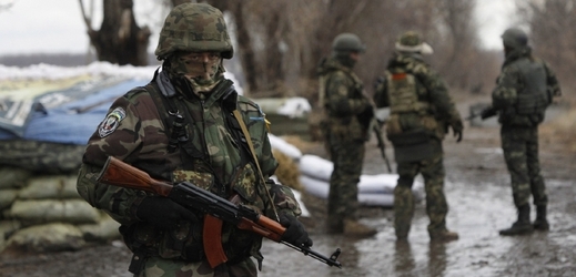 Ukrajinští vojáci nedaleko města Debaltseve v Doněcké oblasti.