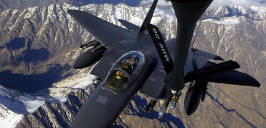 F-15 Strike Eagle tankuje nad Afghánistánem.