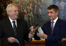 Prezident Miloš Zeman (vlevo) a ministr financí Andrej Babiš.