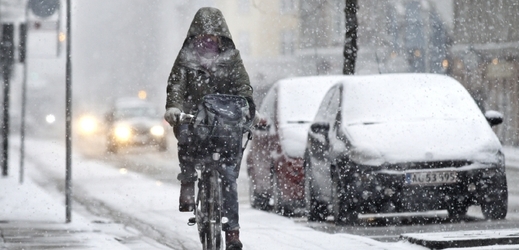 Británii zasáhlo sněžení již v pátek, což vyústilo v noční chaos na silnicích.