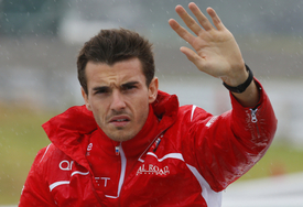 Pilot formule 1 Jules Bianchi po děsivé nehodě stále leží v kritickém stavu.