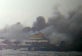 Na trajektu s přibližně 470 lidmi na palubě, který vyplul pod italskou vlajkou z Řecka do Itálie, vypukl požár