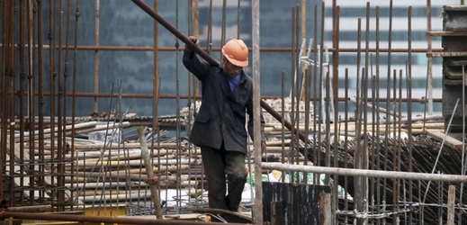 Dělník během stavby budovy v Číně.