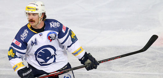 Plzeňský hokejista Ryan Hollweg dostal za faul na Davida Vrbatu stopku na pět zápasů.