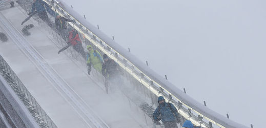 V Oberstdorfu donutily silný vítr a sněžení pořadatele zrušit zkušební kolo.
